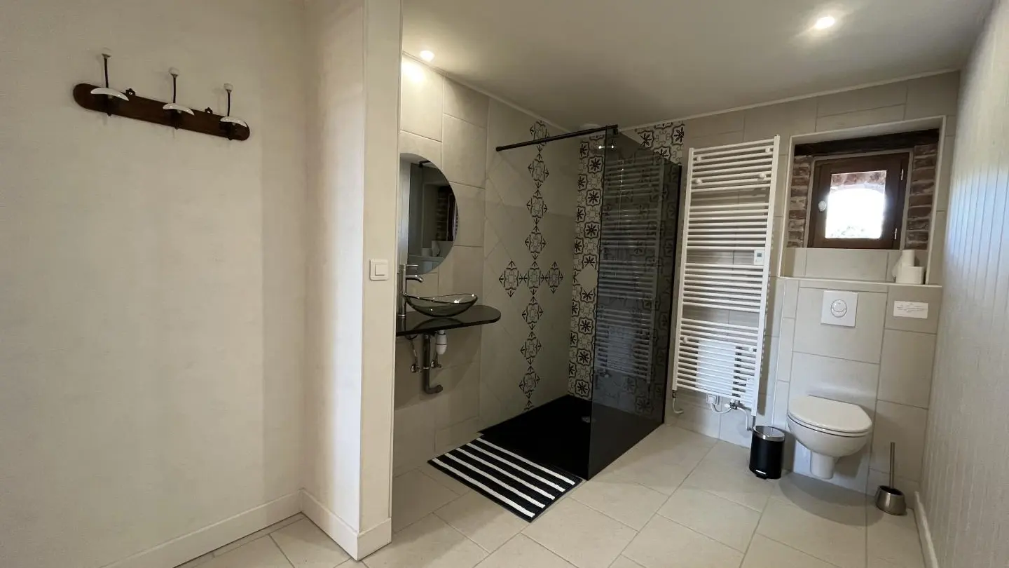 Le gite du Domaine de Bisseret à Montluçon dans l'Allier en Auvergne - salle d'eau/wc privatifs