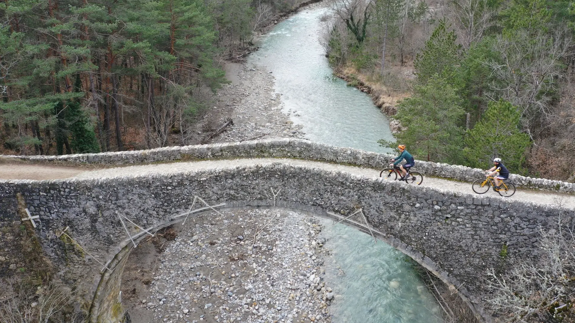 Traversée du fameux pont de la Reine Jeanne