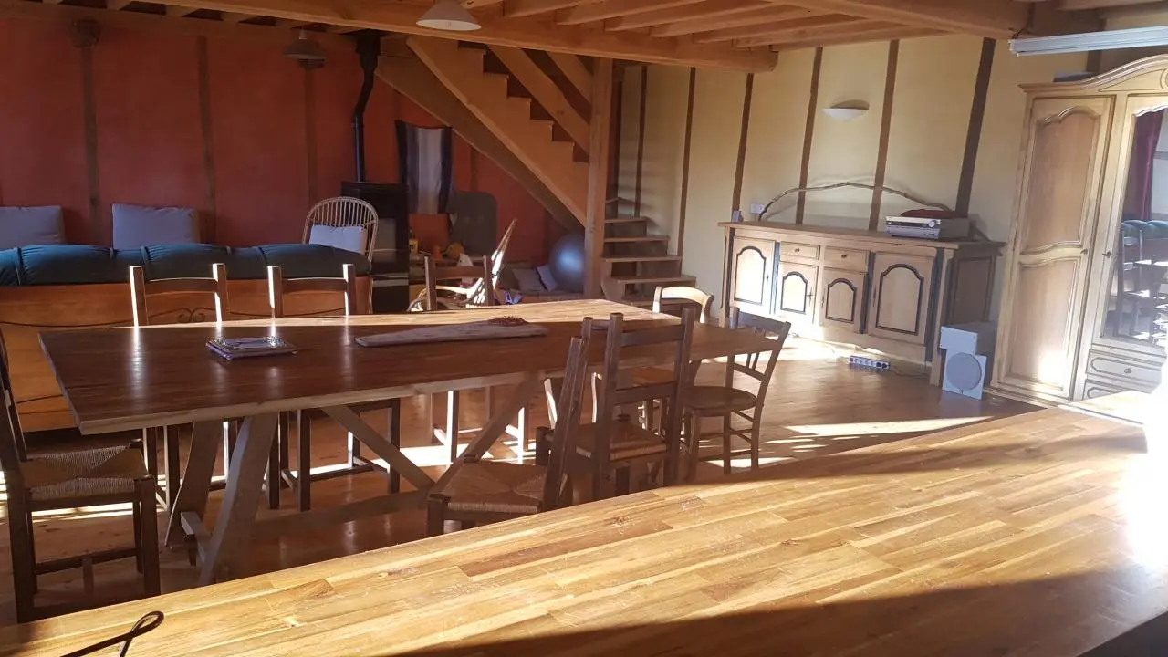 Grande salle chaleureuse