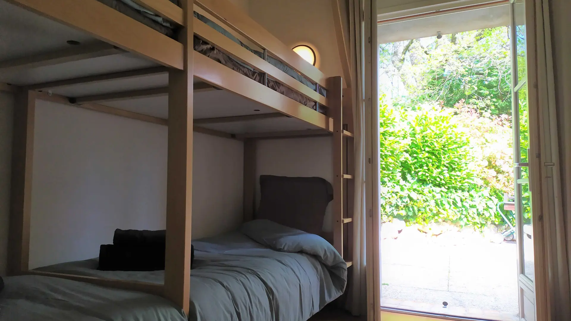 L'Ourméou-chambre 2 x 2 lits superposés et baie vitrée-Coursegoules-Gites de France Alpes-Maritimes