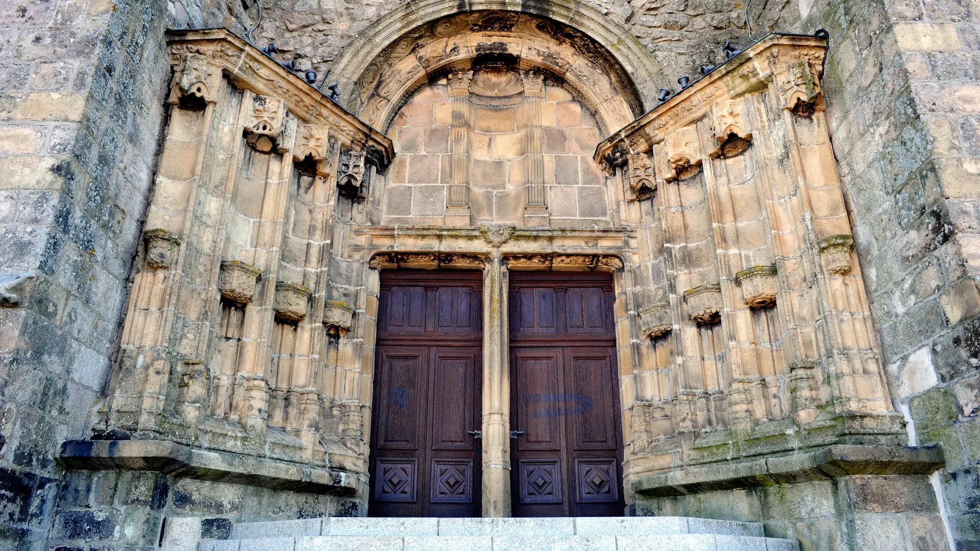 Portail d'entrée de la Collégiale de St Bonnet le Château