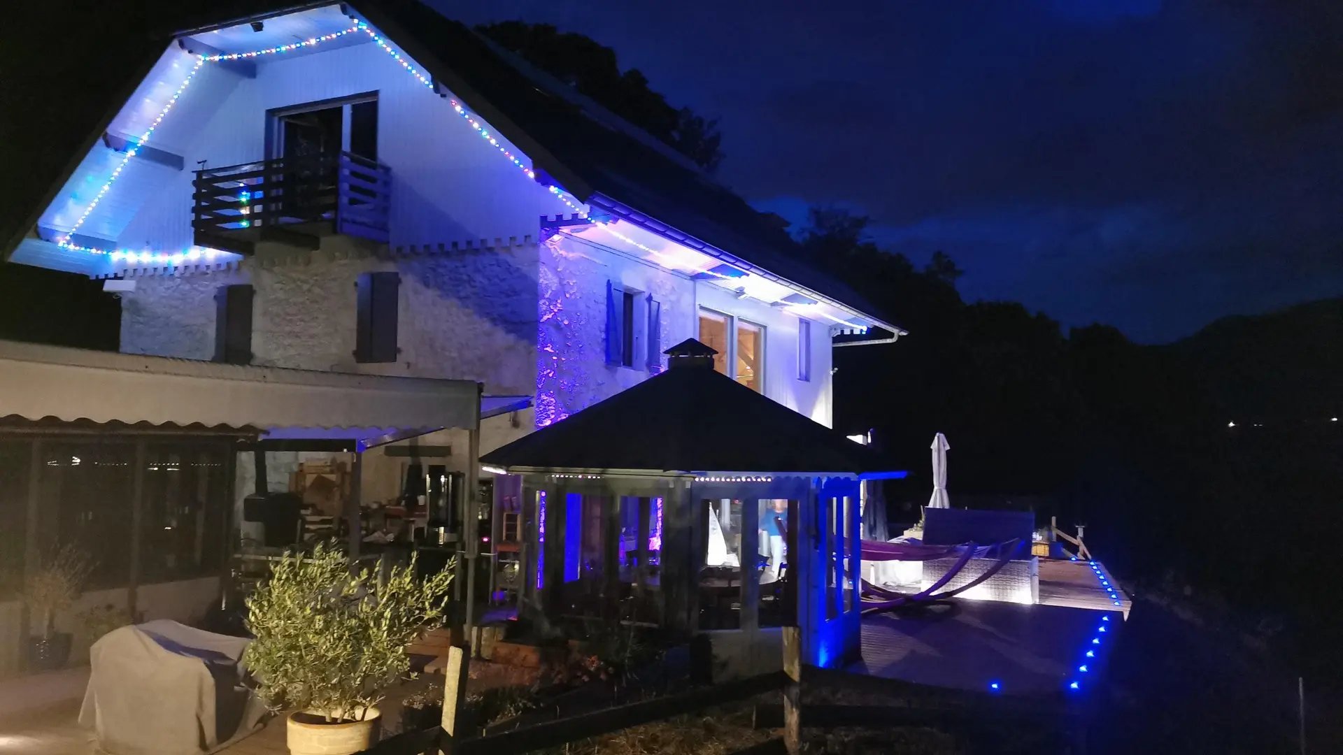 Vue de la maison de nuit