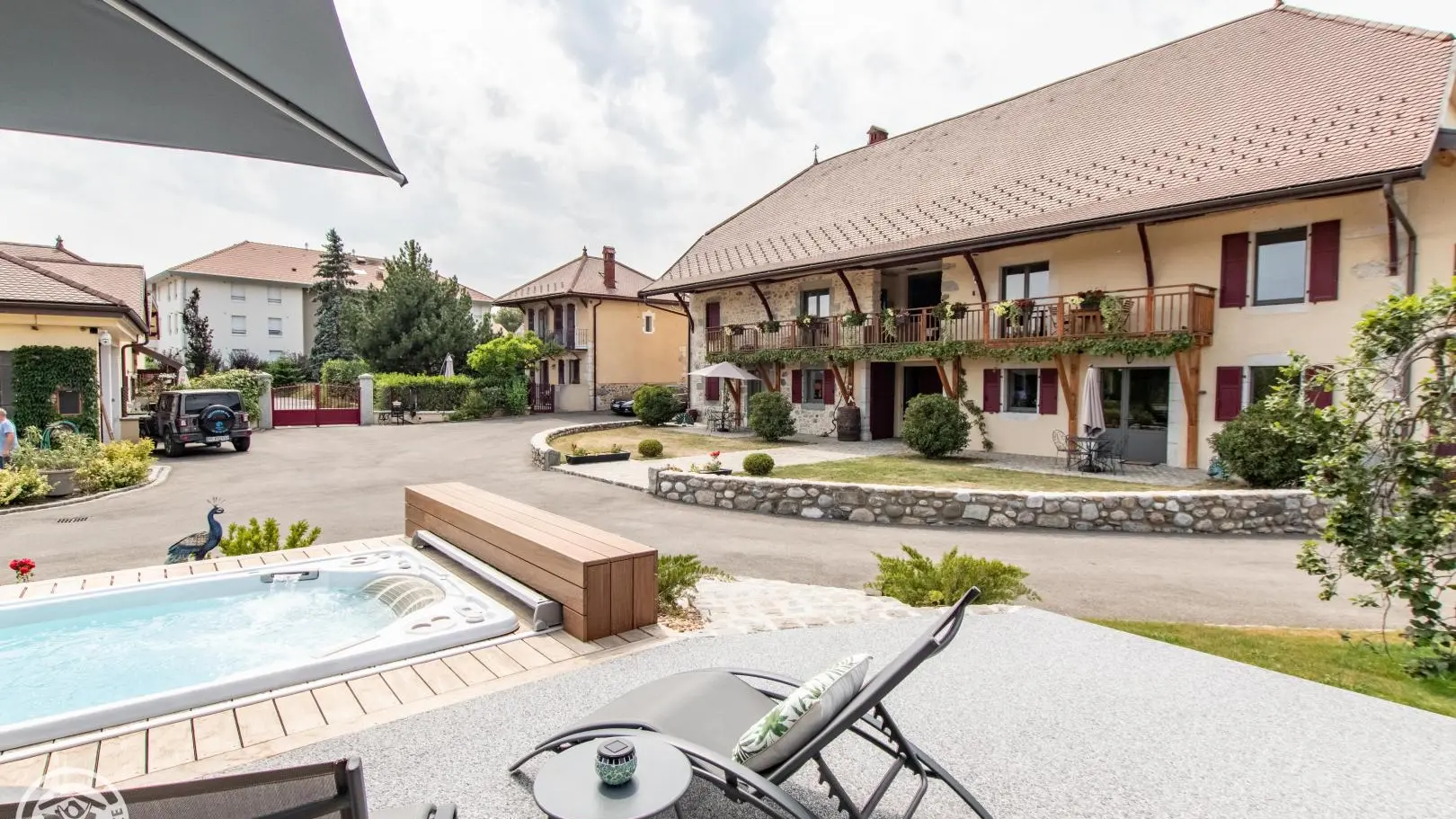 Espace détente extérieur avec espace bar, SPA de nage, solarium...