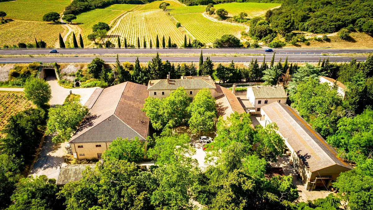 L'ensemble de l'exploitation du Château de Manissy vue d'en haut