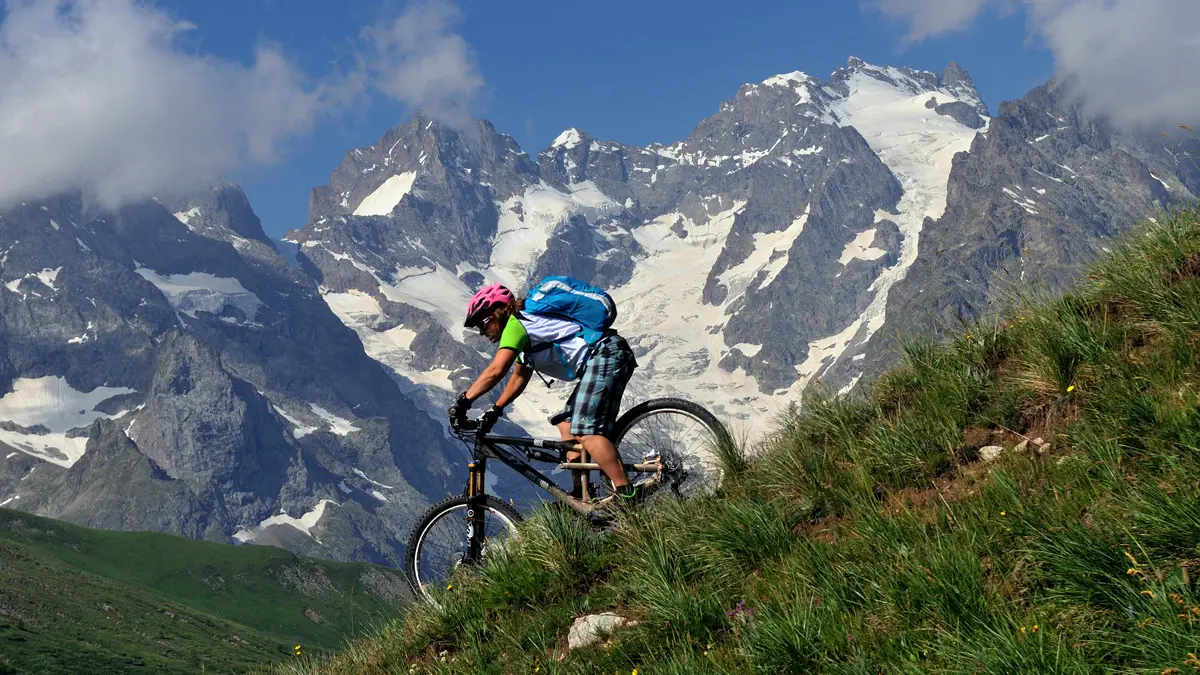 Descente sur fond de Glacier de l'Homme et du Lautaret
