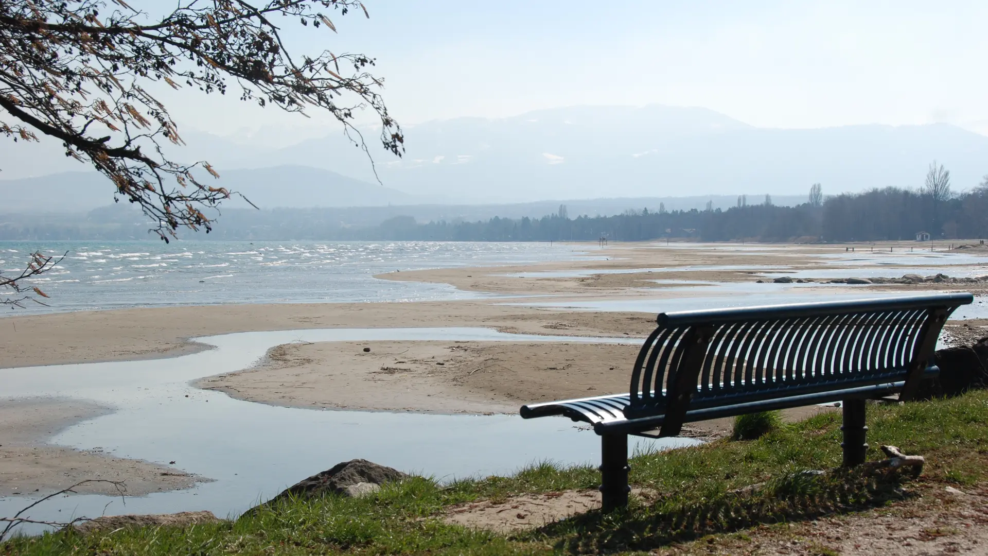 Plage en hiver lorsque le niveau du lac est abaissé