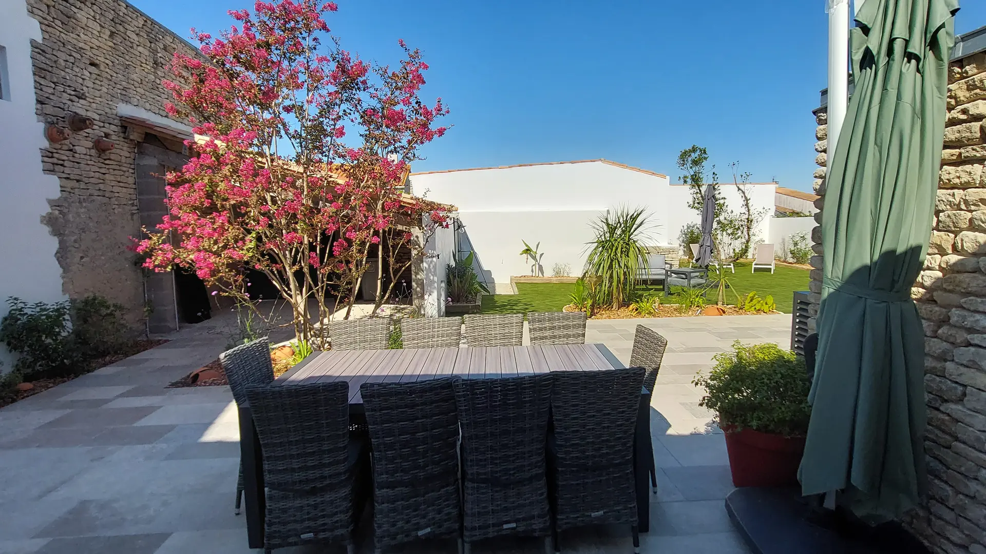 Jardin : terrasse, table à manger