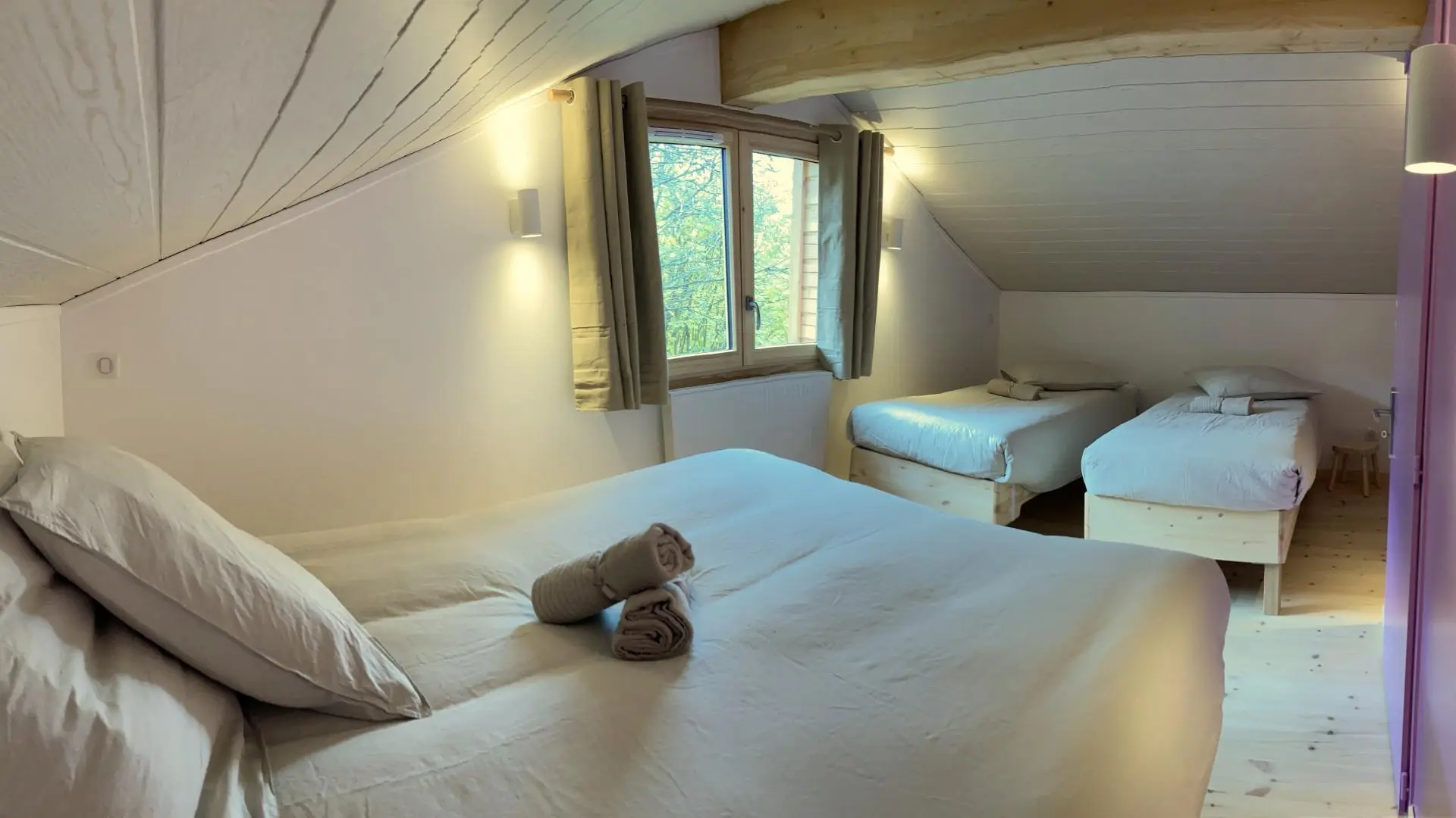 Chambre 2 dortoir avec 2 lits 180 pouvant être transformés à la demande en 4 lits 80.