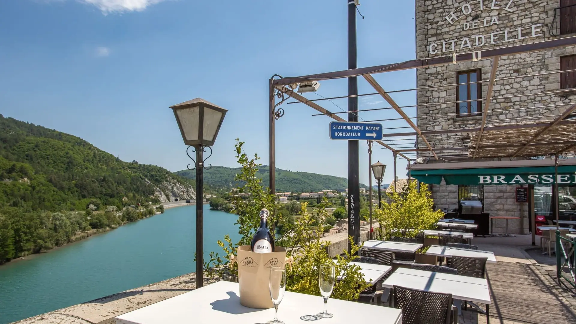 Terrasse surplombant la Durance