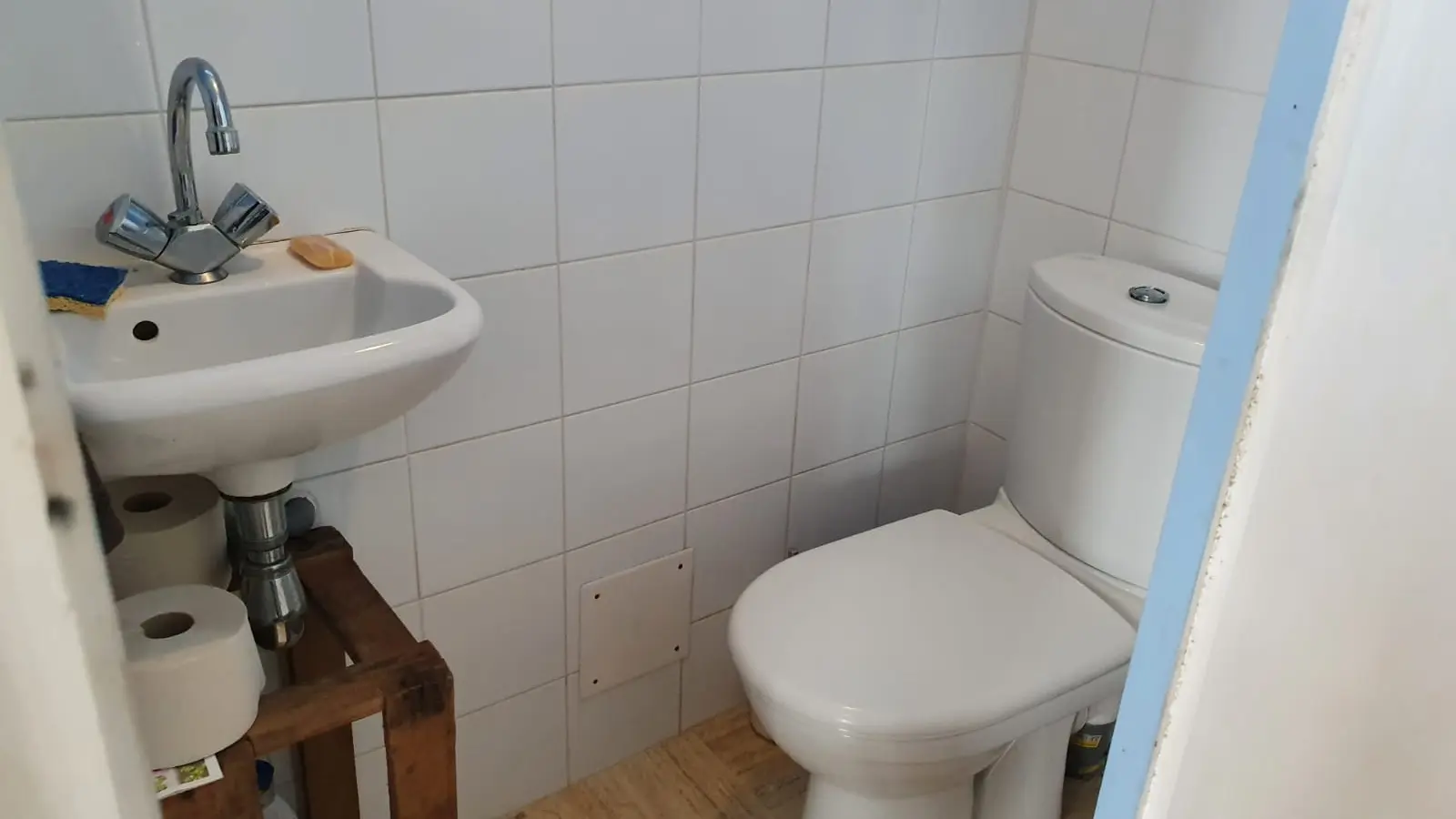 separates WC
