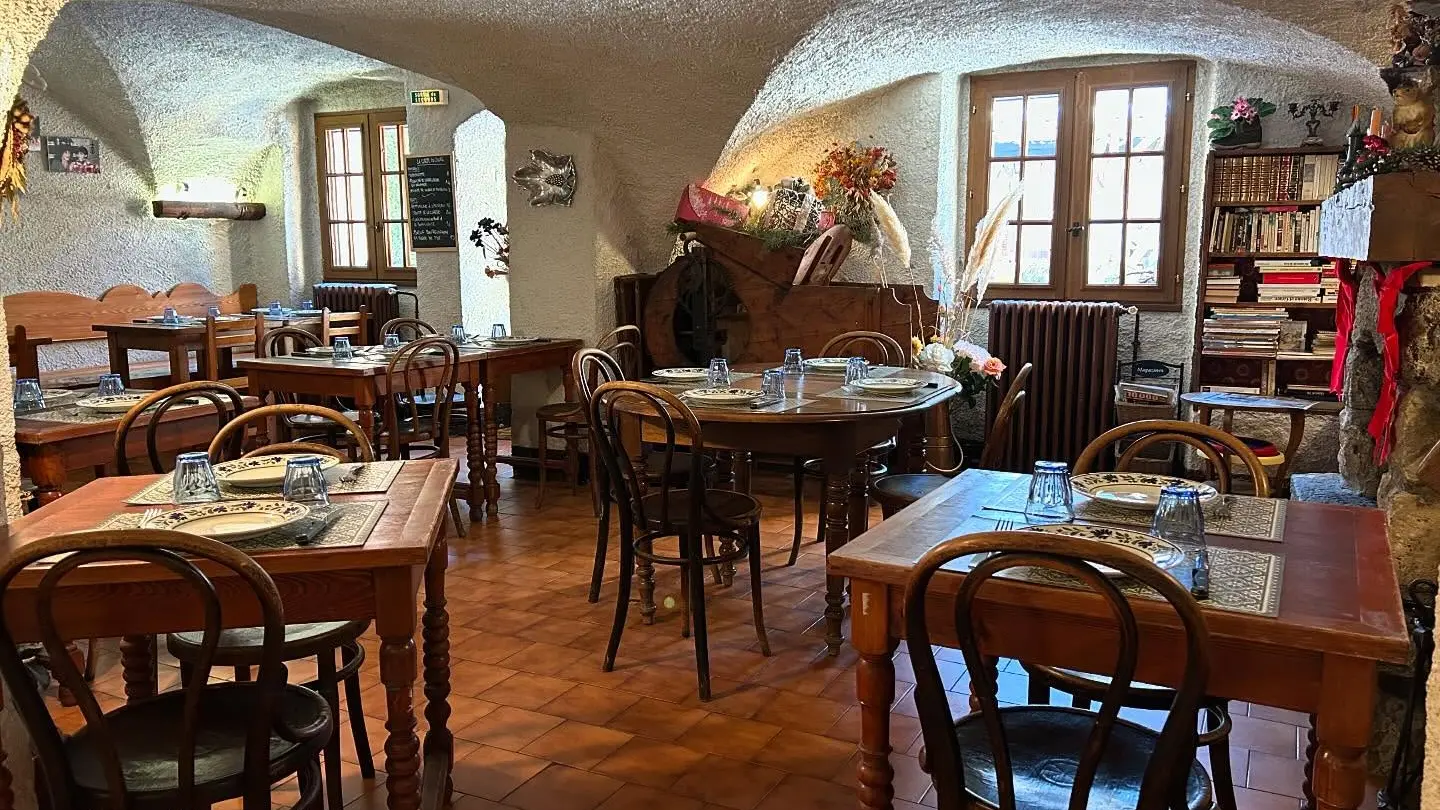 Salle voutée au cadre rustique