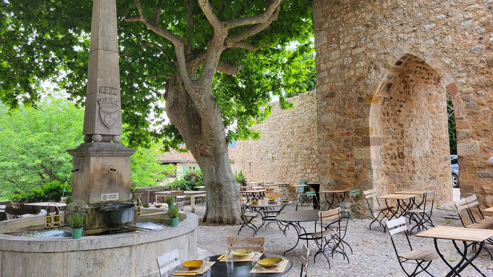 Fontaine d'Amont et Porte Sarrazine