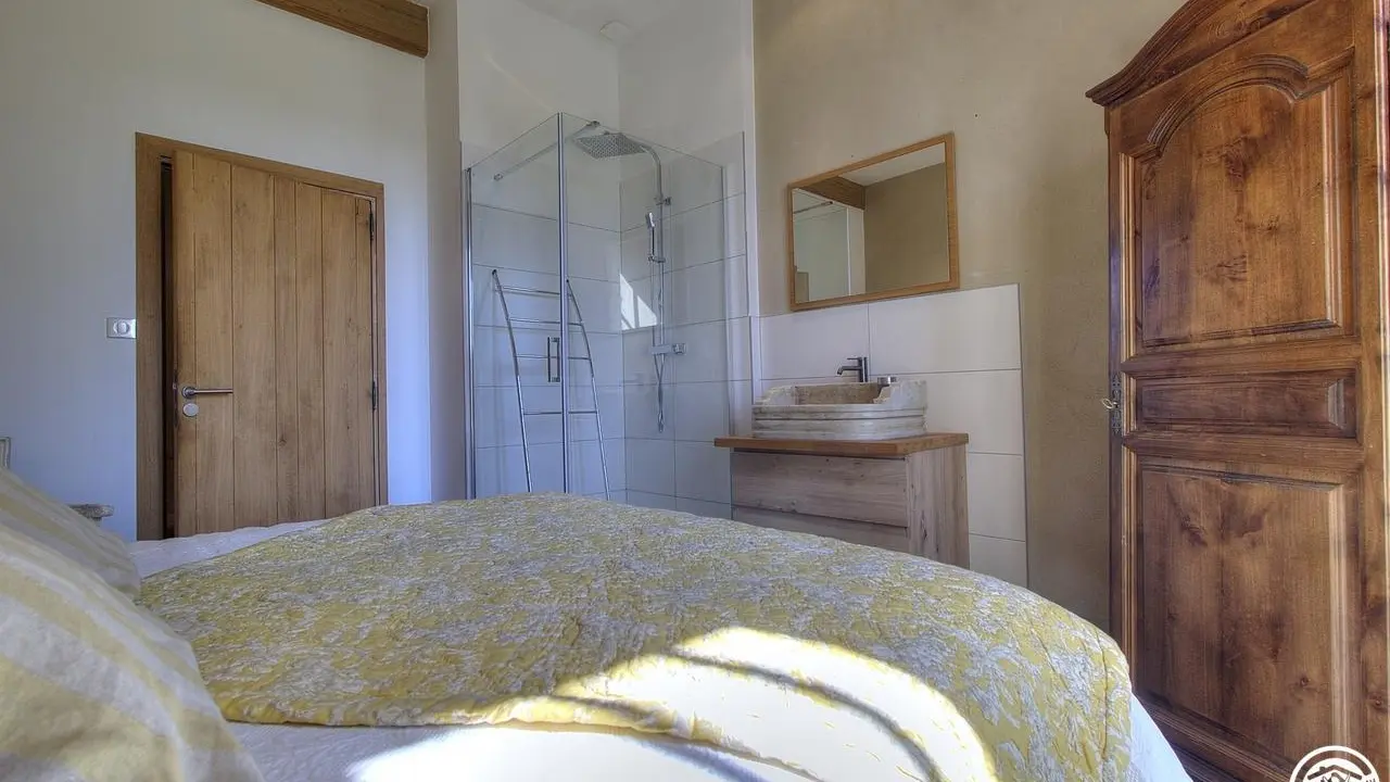Chambre 2 avec douche