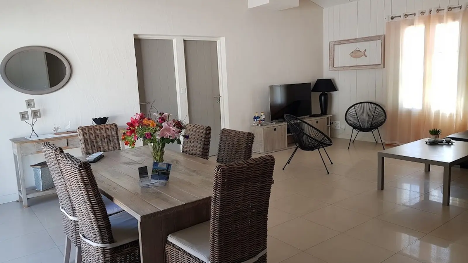 Wohnzimmer mit Fernseher und Esszimmer