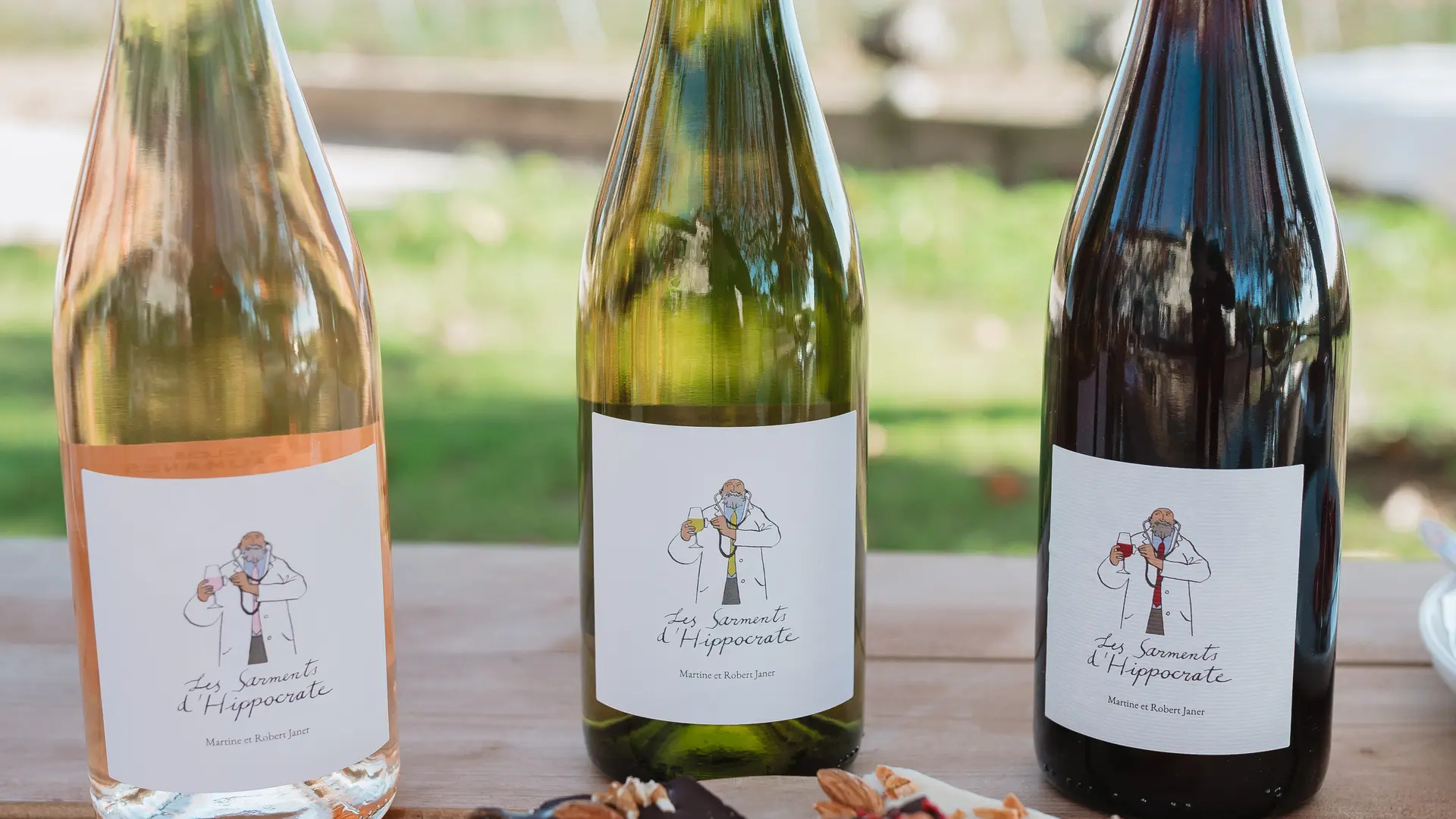 Présentation de trois vins devant un plateau de dégustation