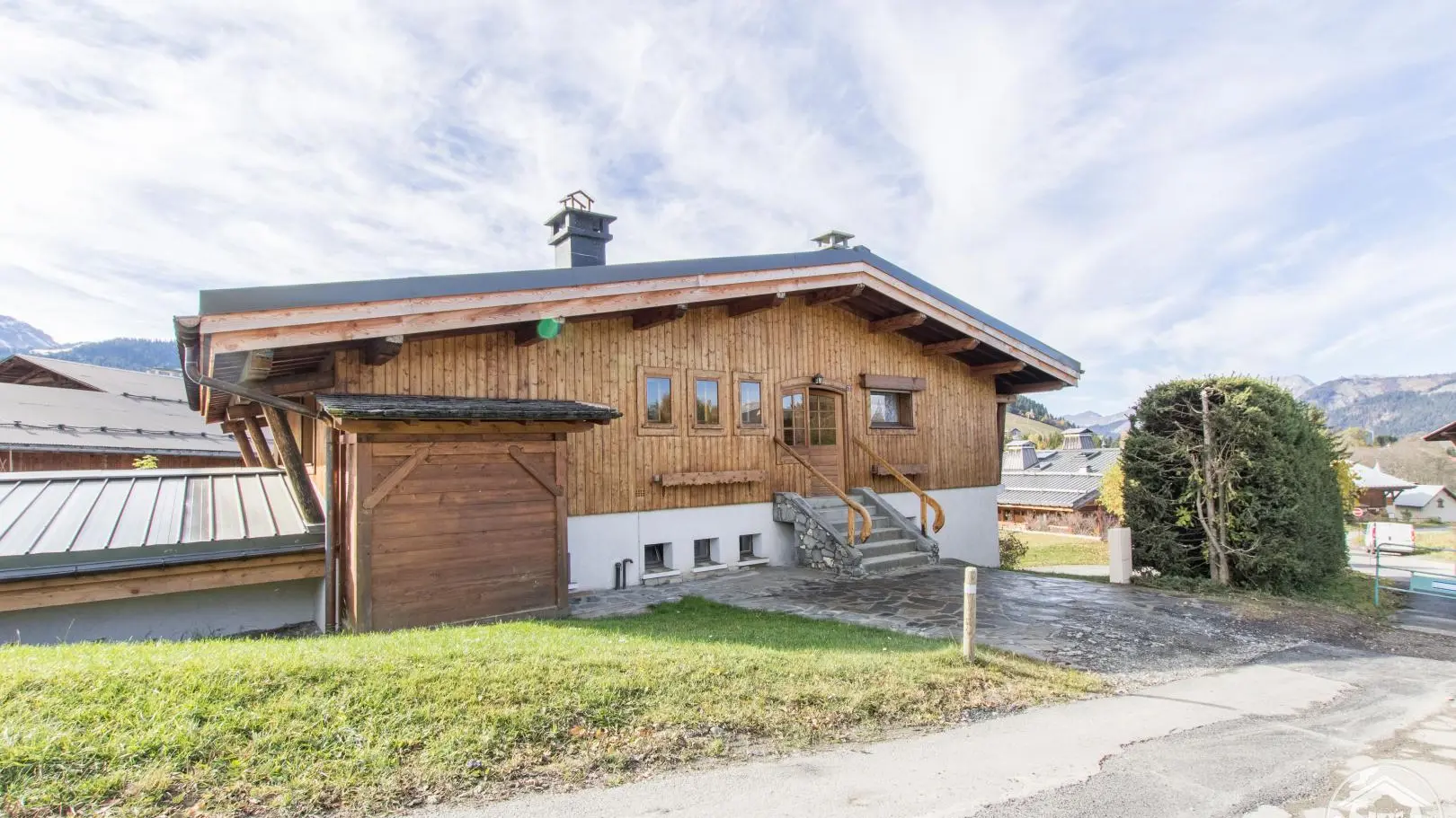 Accès au gîte par le petit escalier