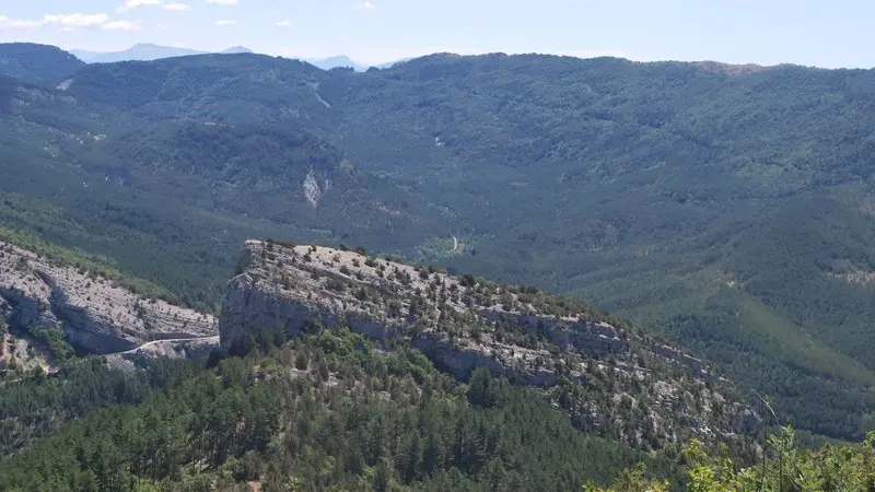 Vue sur le Roc de Taillefer depuis le sentier du Revuaire