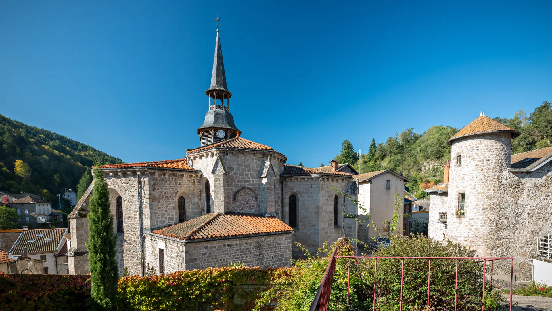 Nous surplombant légèrement le bourg de caractère où l'on peut voir le clocher de l'église et des bâtiments avec de beaux éléments architecturaux