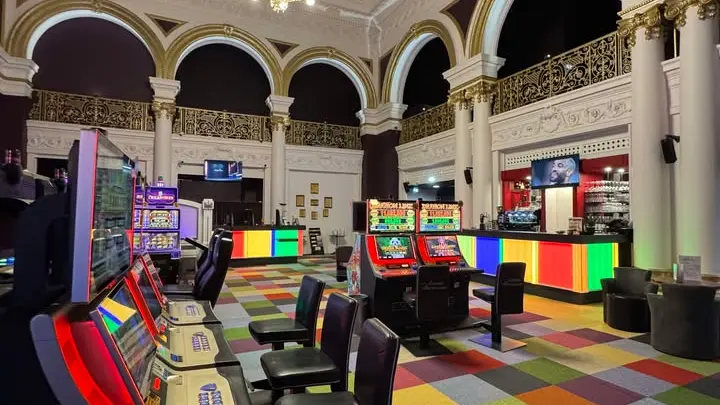 Salle des machines à sous et du bar