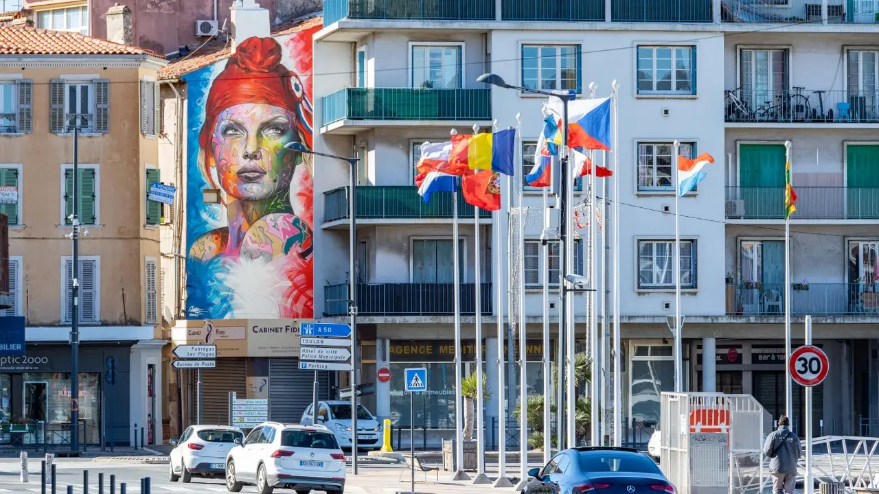 Graff de la Marianne sur le port de La Seyne