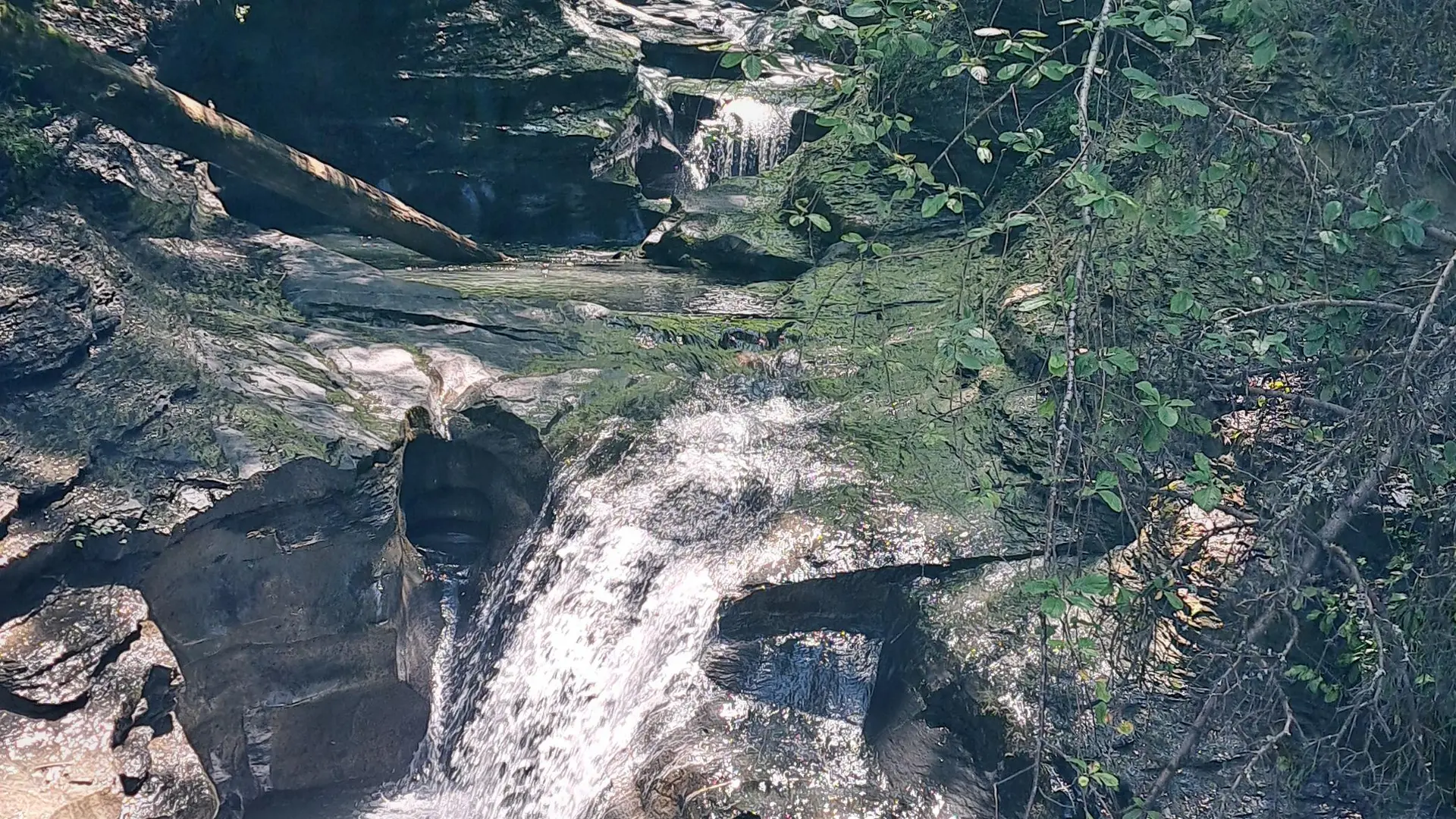 Rivière sur la route de la Pierre Fendue