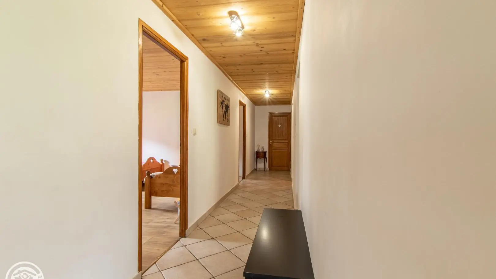 Couloir qui dessert les 3 chambres, la salle de bain, les WC, la chaufferie