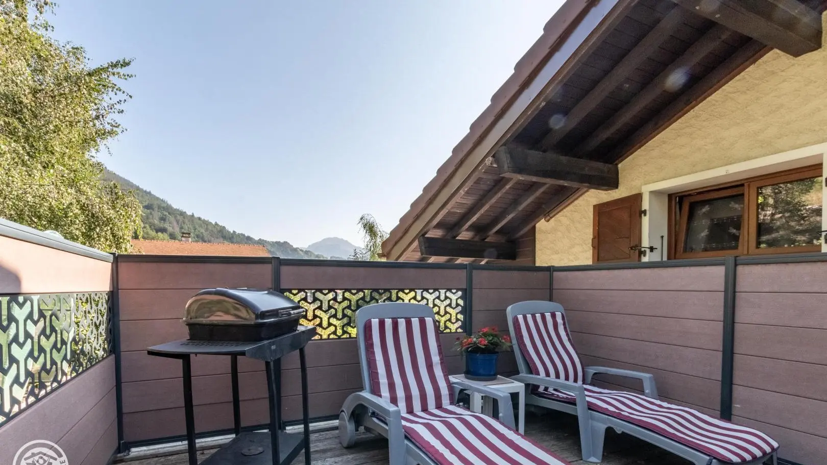 La terrasse avec transats