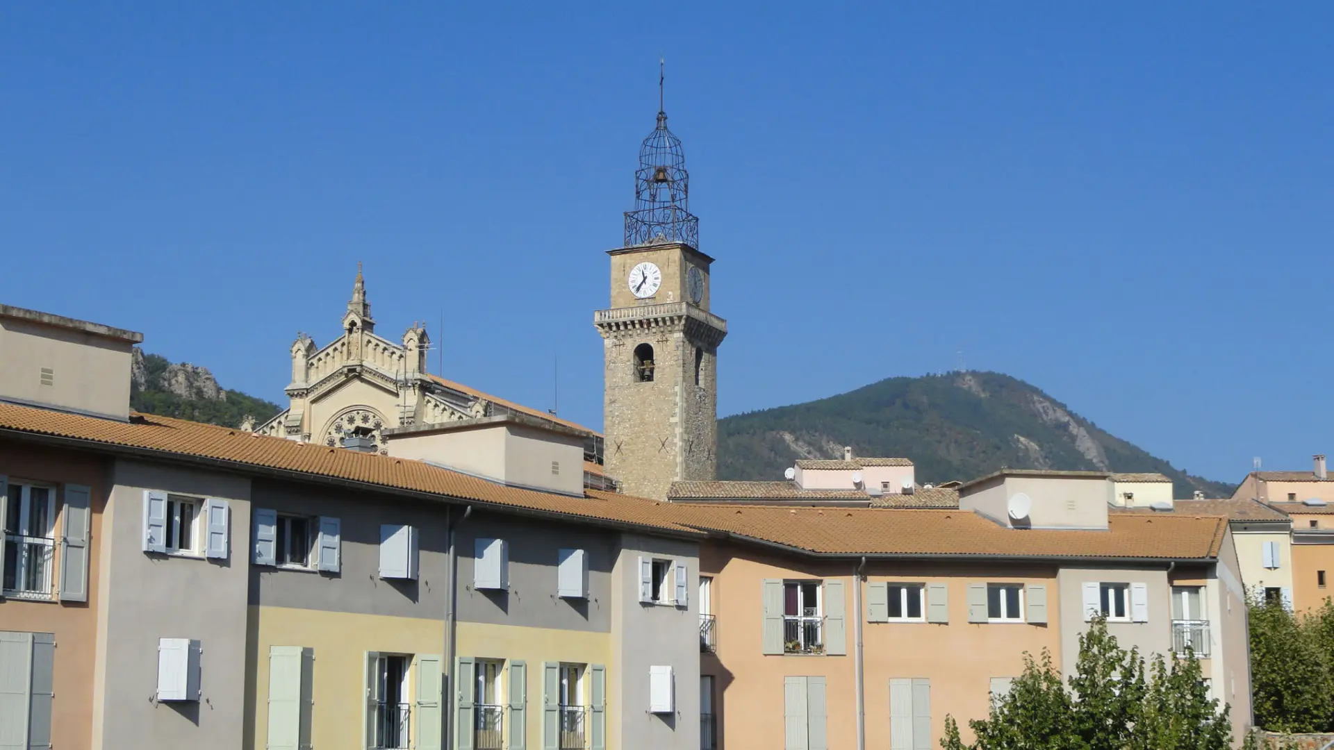 Vue sur l'horloge du clocher