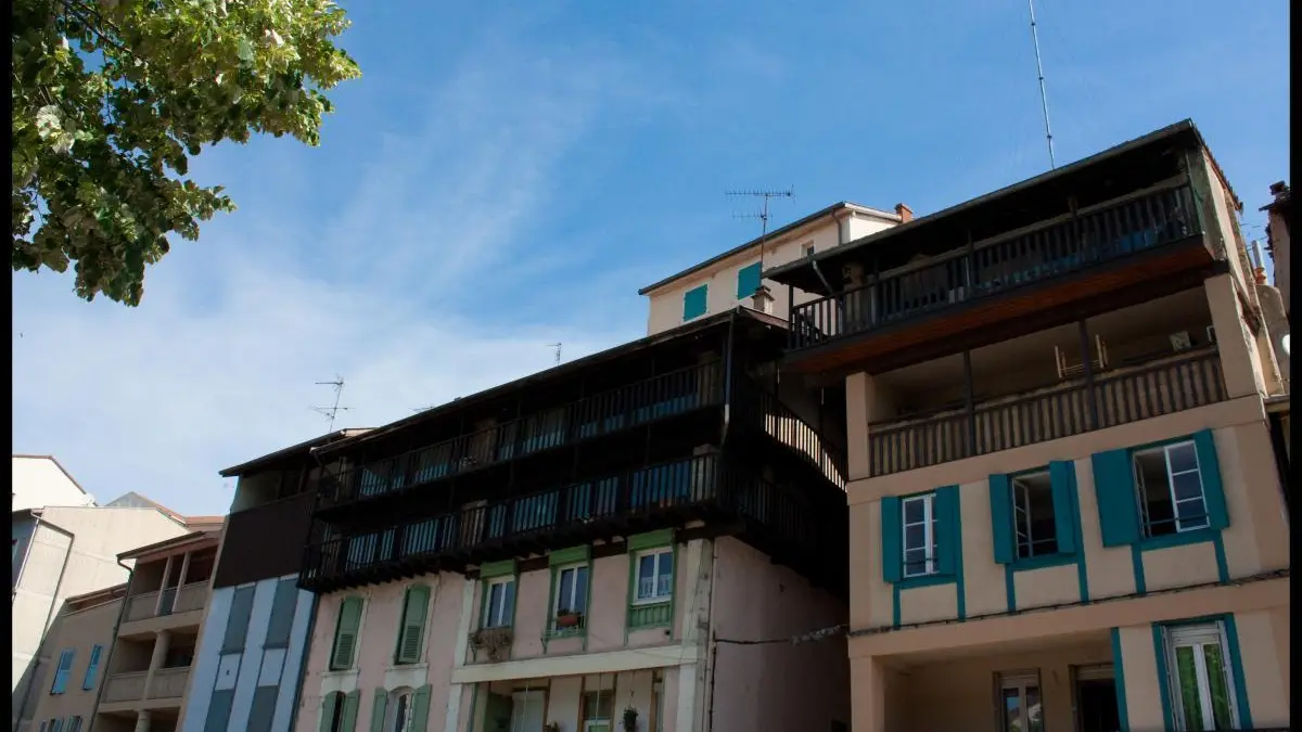Place de la Presle, maisons des anciens tanneurs, à 10 mn à pieds des Muriers