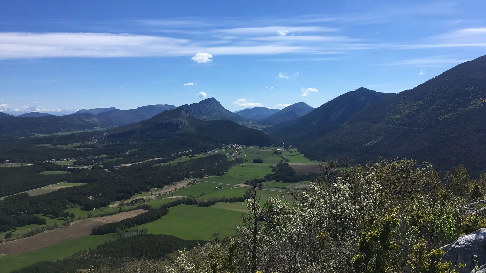 Panorama sur les plaines et les sommets aux alentours du verdon