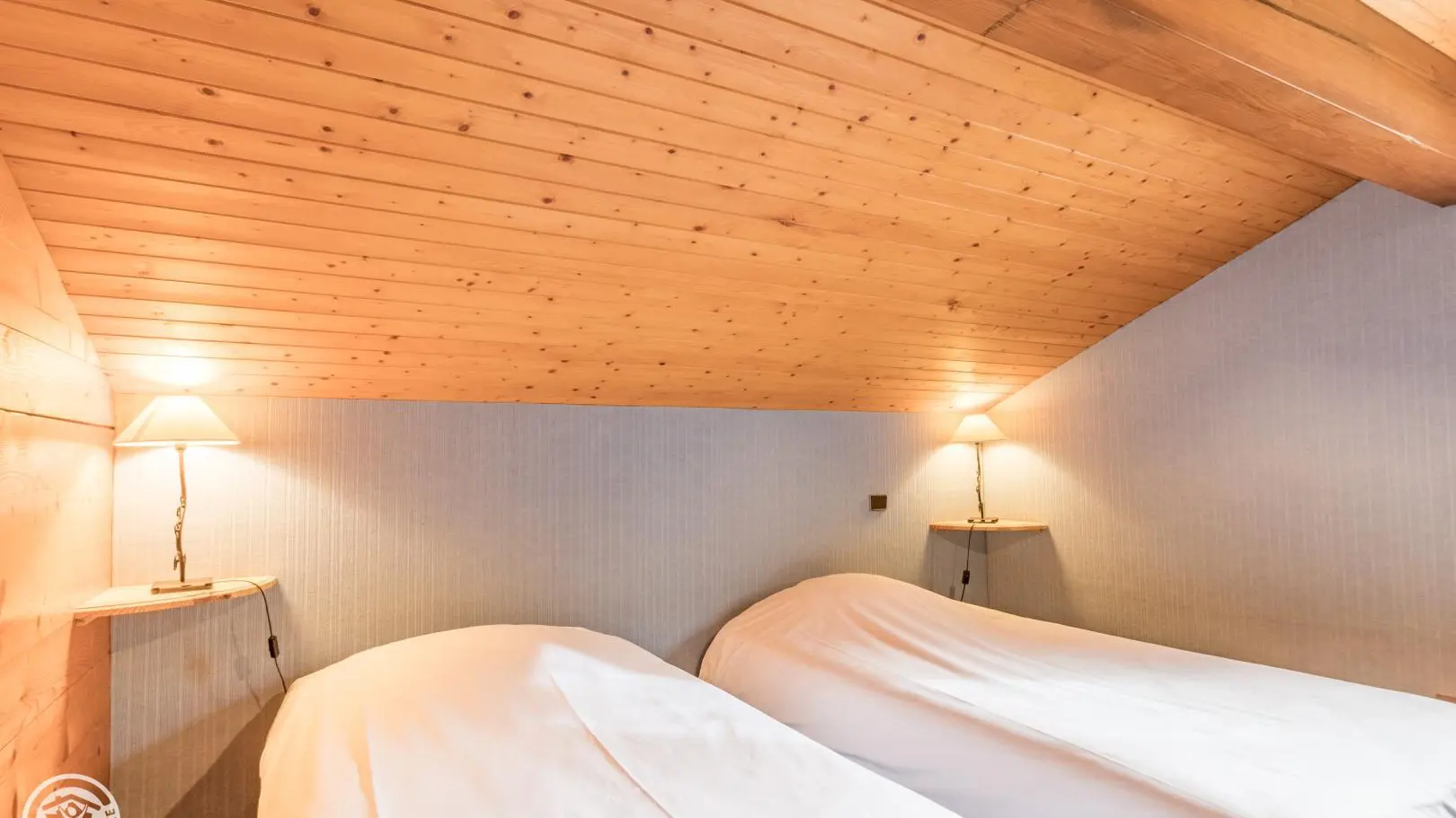 Chambre 5 - 2 lits de 90x190cm armoire fenêtre Est