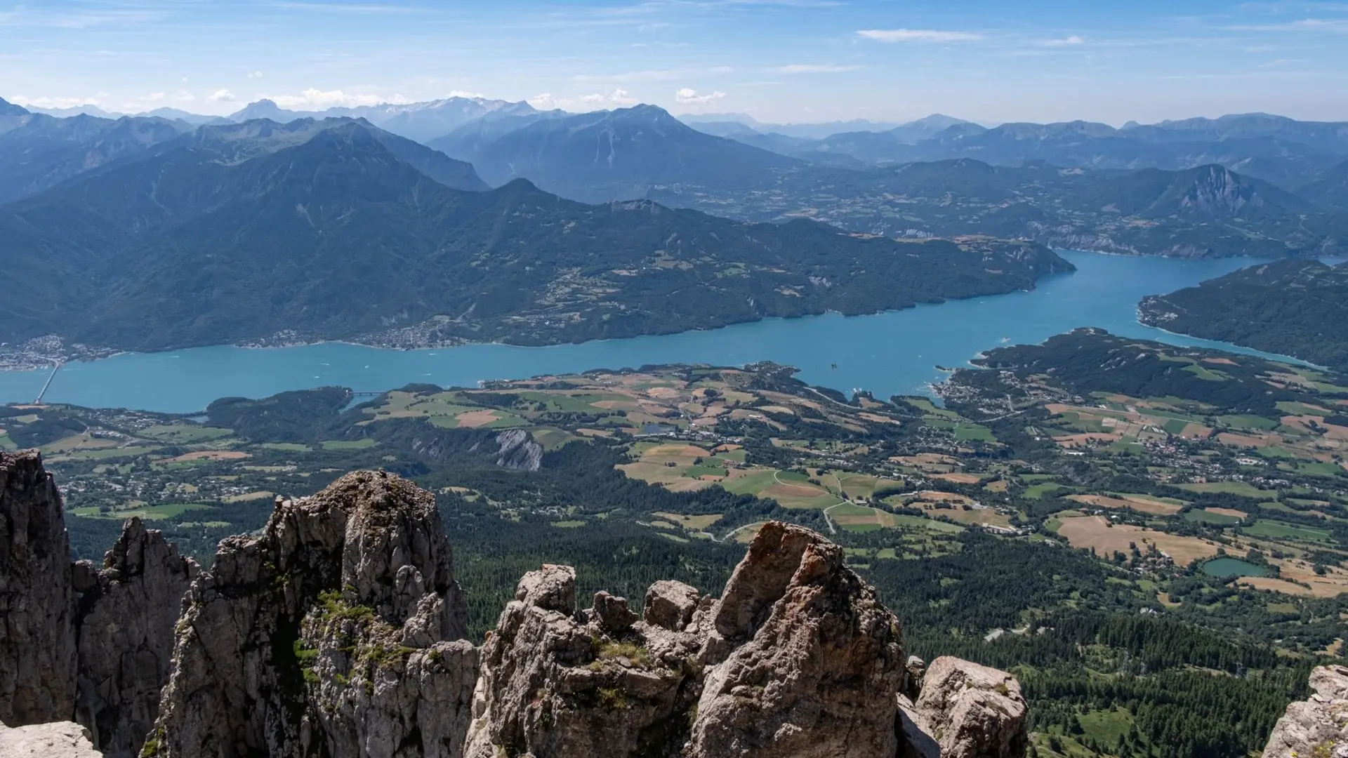 Vue sur le lac de Serre-Ponçon depuis le sommet des Aiguilles de Chabrières