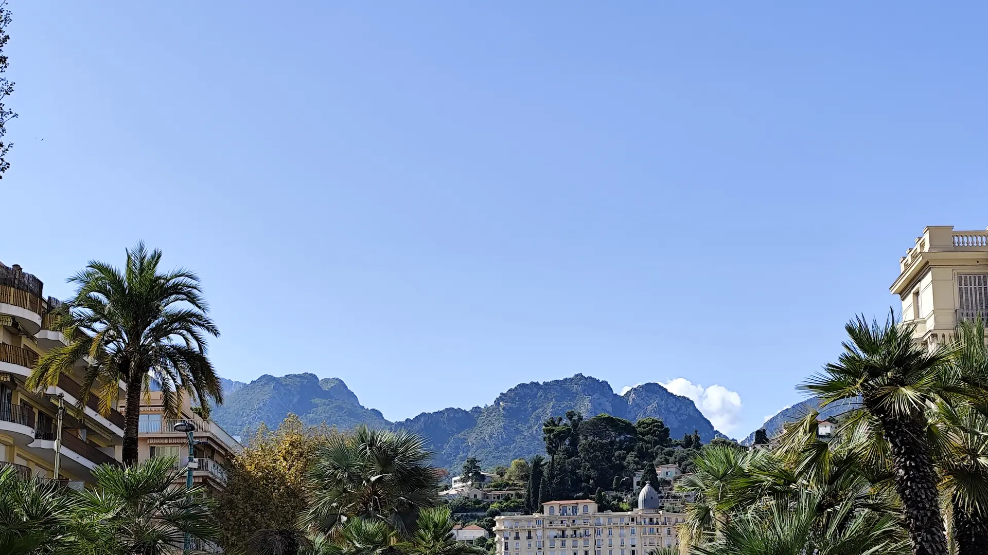 Vue depuis les jardins Biovès à Menton