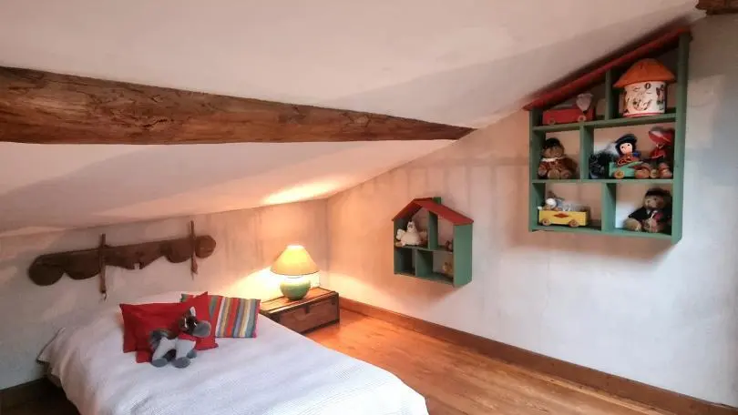 Mezzanine avec jeux pour enfants et lit une place. Par cette mezzanine, on accède à la 3ème chambre mansardée.