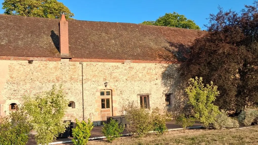 Le gîte du Domaine de Bisseret à Montluçon dans l'Allier en Auvergne - terrasse