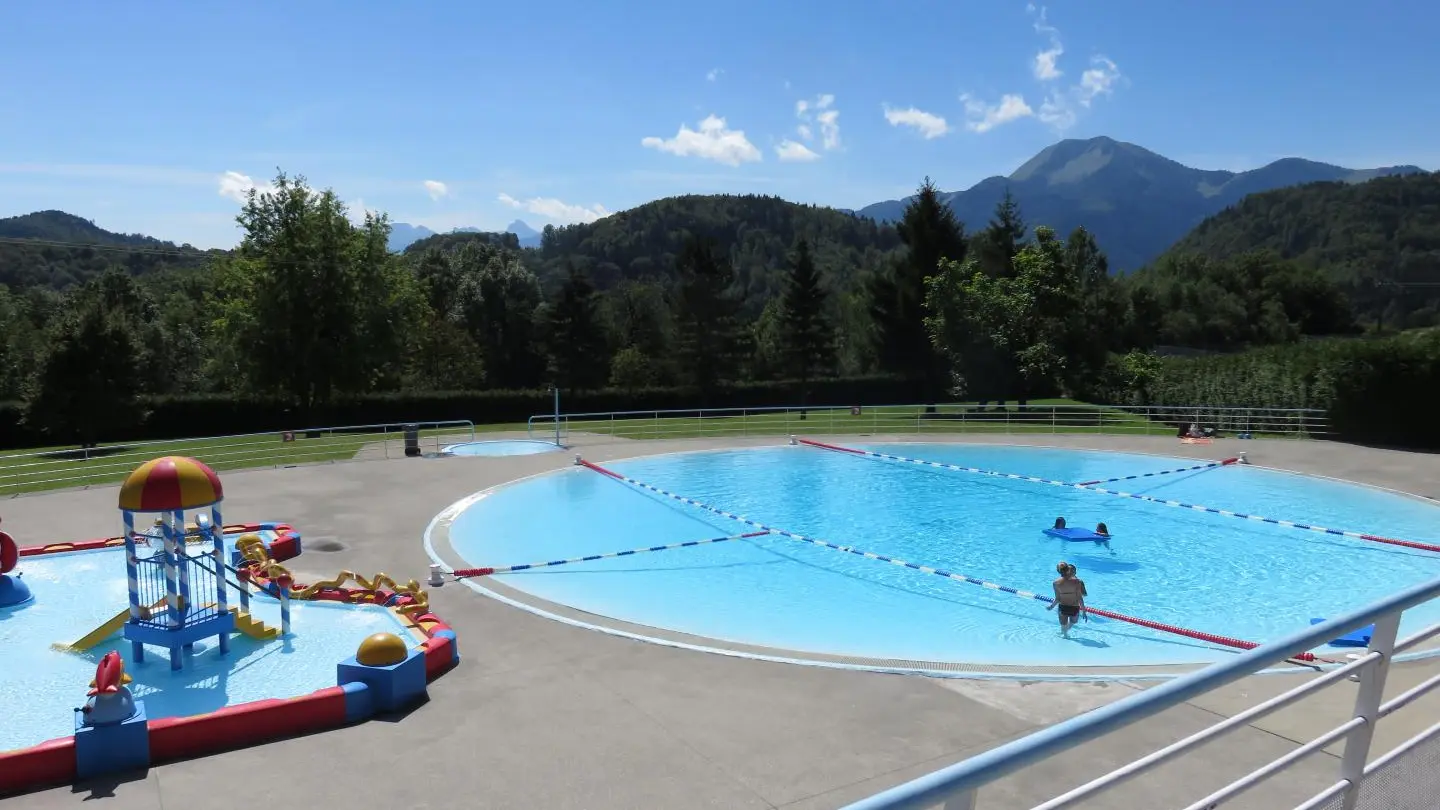 Piscine au village, détente pour petits et grands à 1,5km