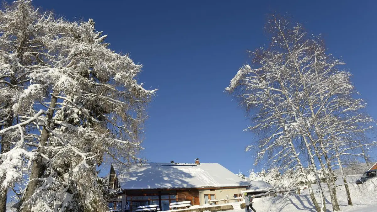 départ en raquettes et ski de fond du GITE. Ski alpin à 1 km environ