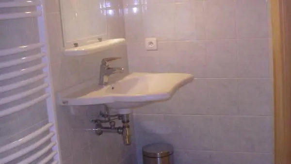 Lavabo et miroir dans salle d'eau adaptée p. personne à mobilité réduite