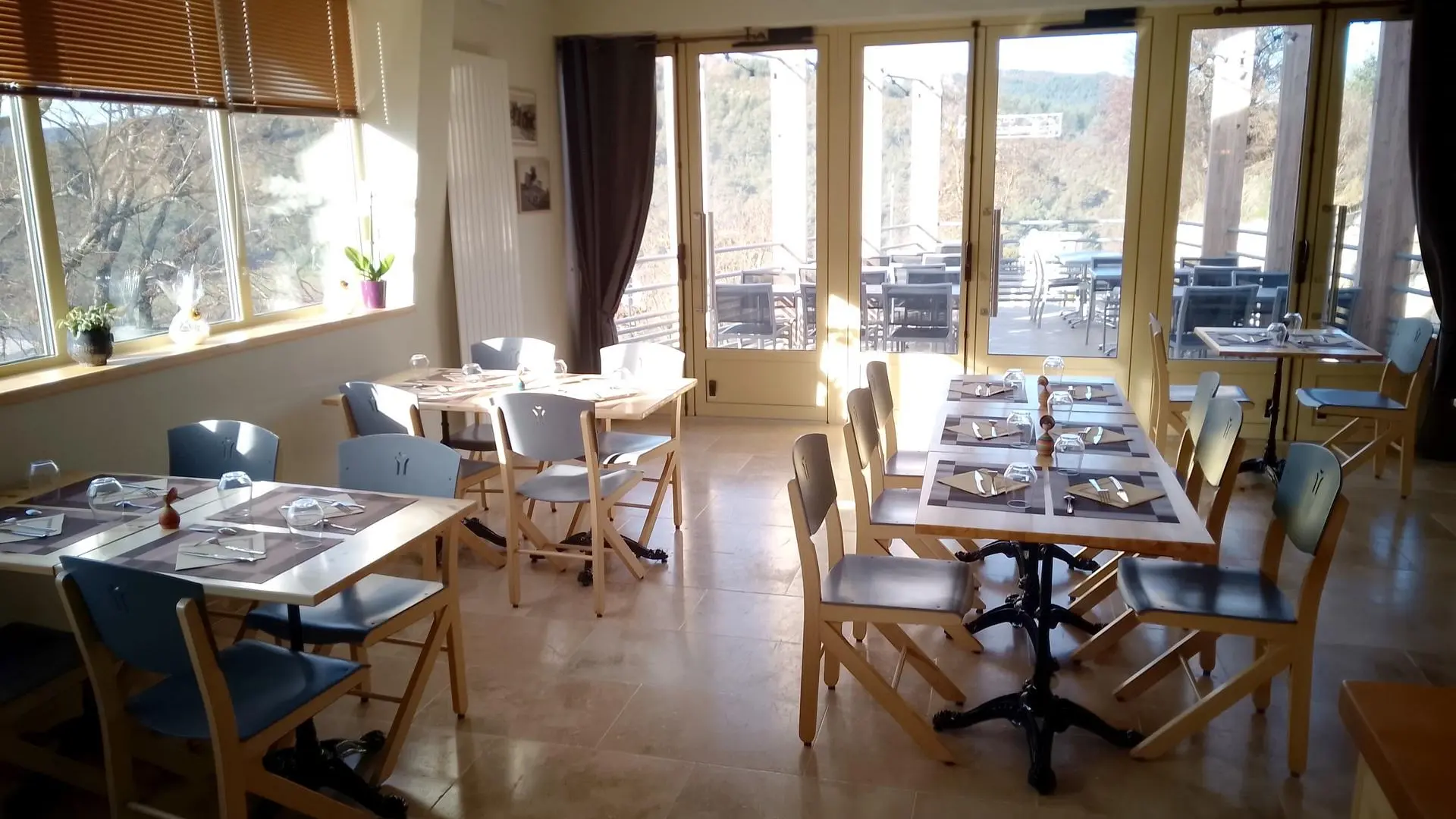 Salle donnant sur la terrasse