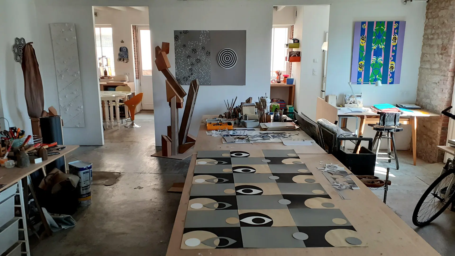 Photo d'atelier en novembre 2023, avec assemblage de papiers de couleur sur une table de travail.