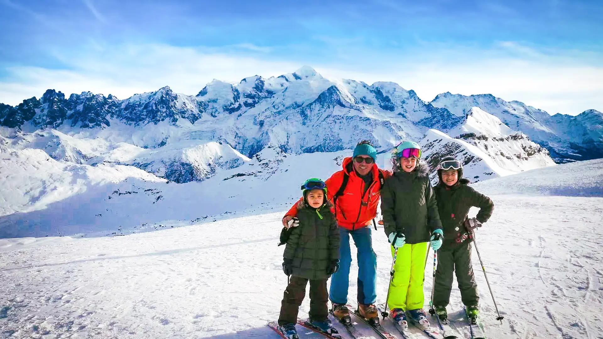 Groupe d'enfants pendant un cours de ski au sommet des Grandes Platières avec Nicolas