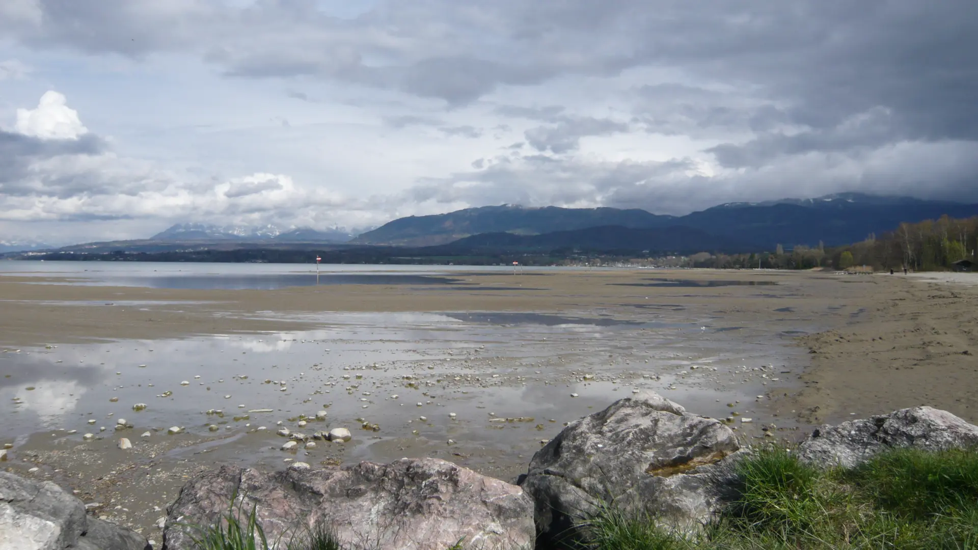 Plage hiver année bissextile, le niveau du lac est au plus bas