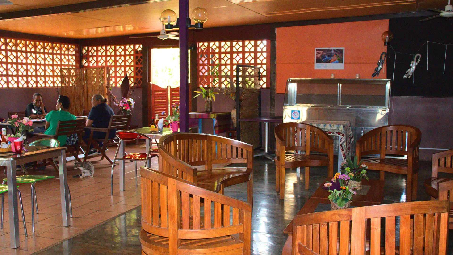 intérieur, restaurant, hébergement, auberge le passage, poya