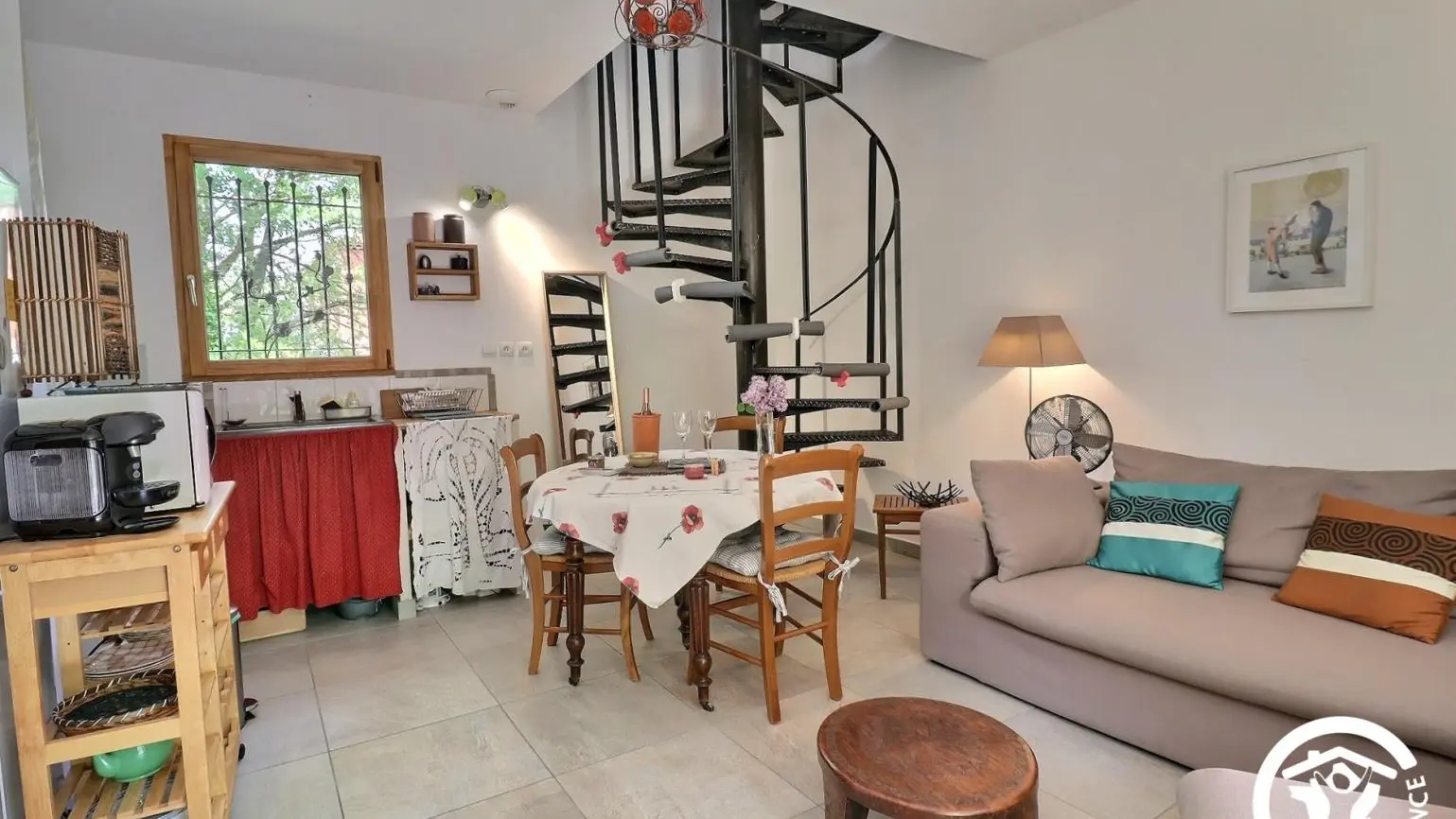 Sur la droite, un escalier en colimaçon exécuté par un ferronnier d'art,  conduit à la chambre et à la salle d'eau/wc