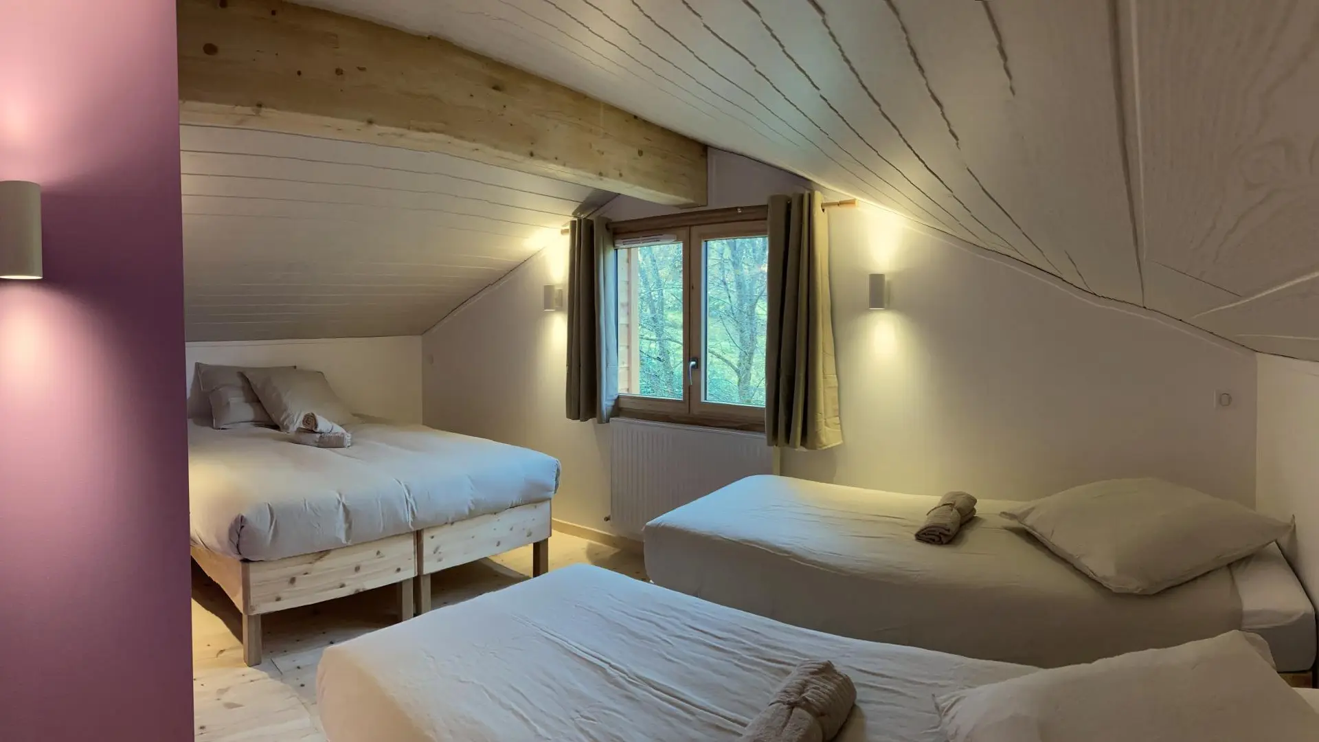 Chambre 2 dortoir avec 2 lits 180 pouvant être transformés à la demande en 4 lits 80.