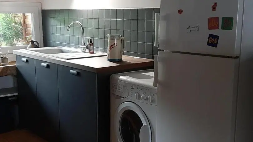 plan de travail avec lave-vaisselle, machine à laver + sèche linge