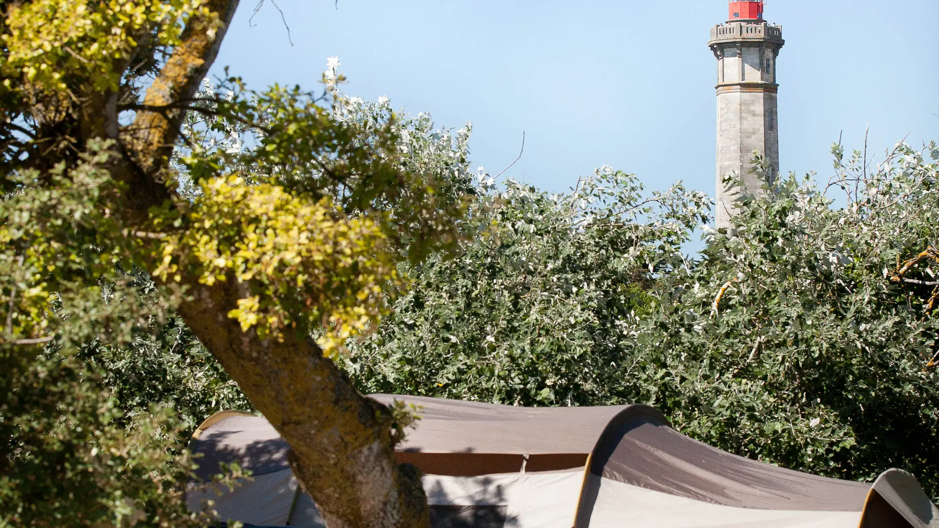 Emplacement tente et vue sur le phare