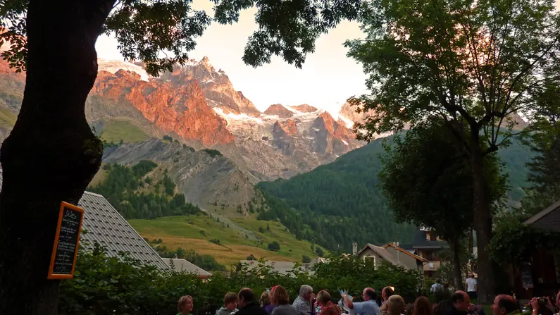 Diner en terrasse au coucher du soleil