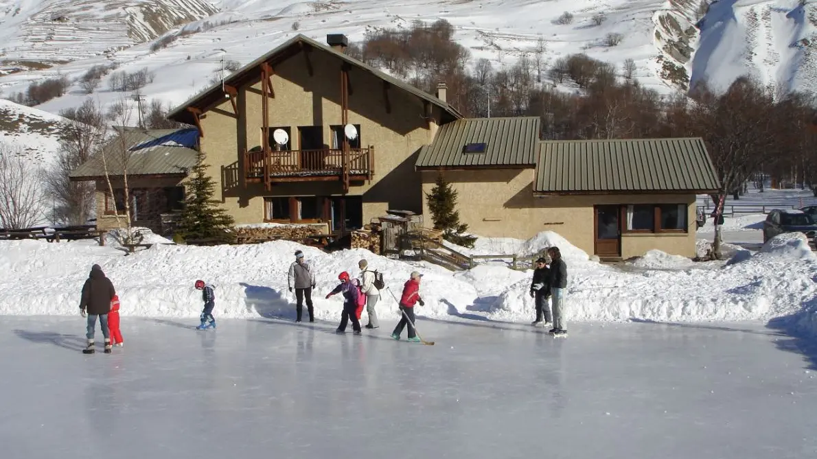 La patinoire vue de la piste de ski de fond