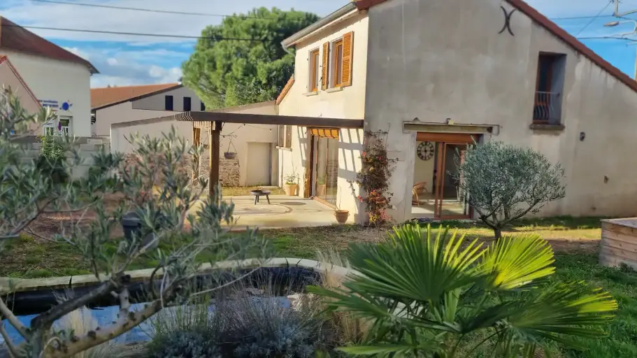 Jardin arboré avec petit bassin